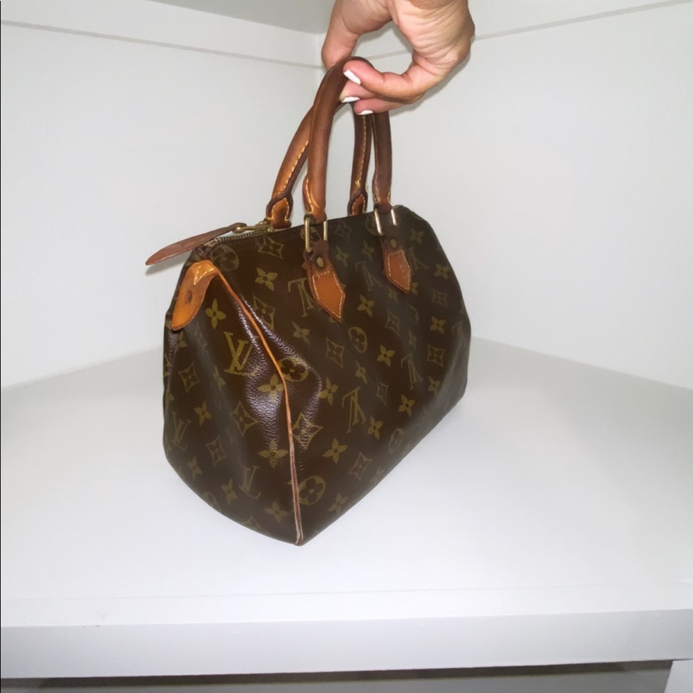 Authentic Louis Vuitton SPEEDY 25. Although worn still in good condition.
